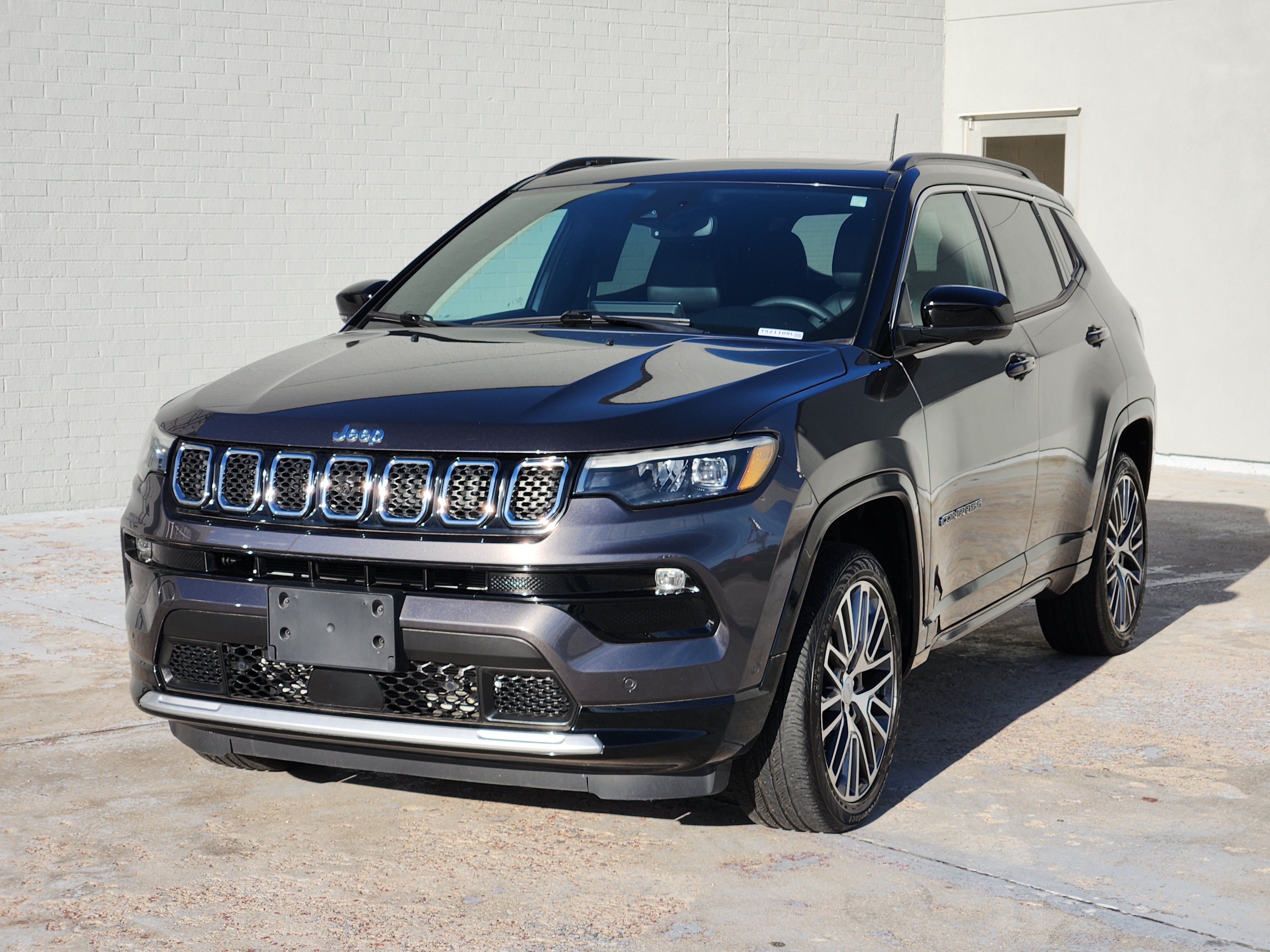 Used 2023 Jeep Compass Limited w/ Elite Group AWD/4WD image 4