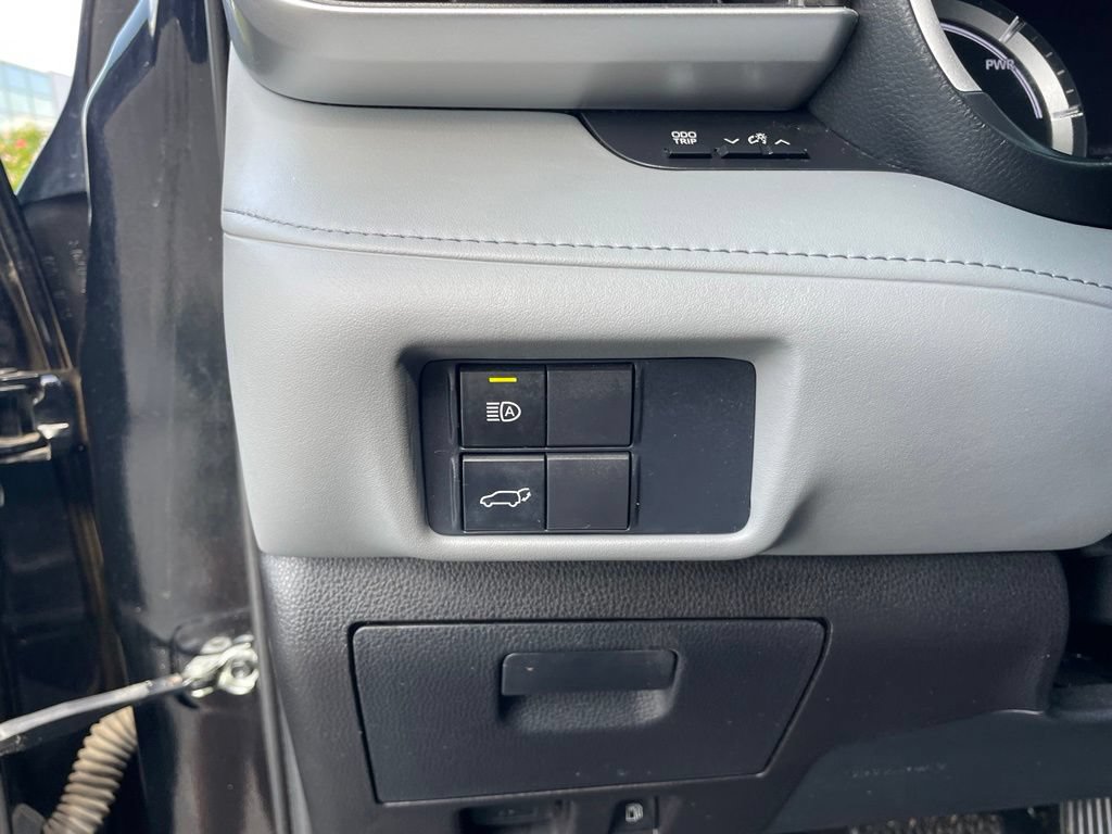 Used 2021 Toyota Highlander XLE FWD image 12