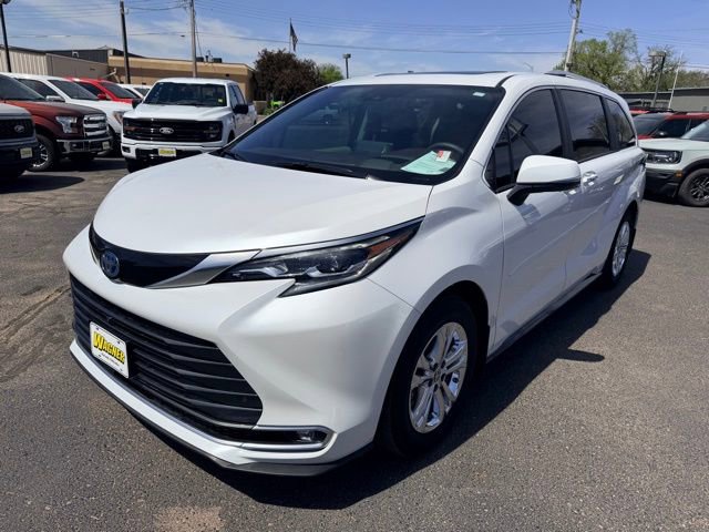 Used 2024 Toyota Sienna Platinum AWD/4WD image 7