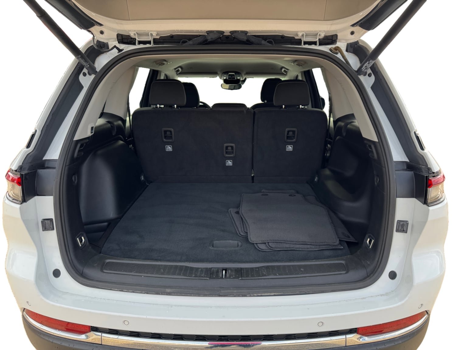 Used 2023 Jeep Grand Cherokee Laredo w/ Luxury Tech Group I RWD image 19