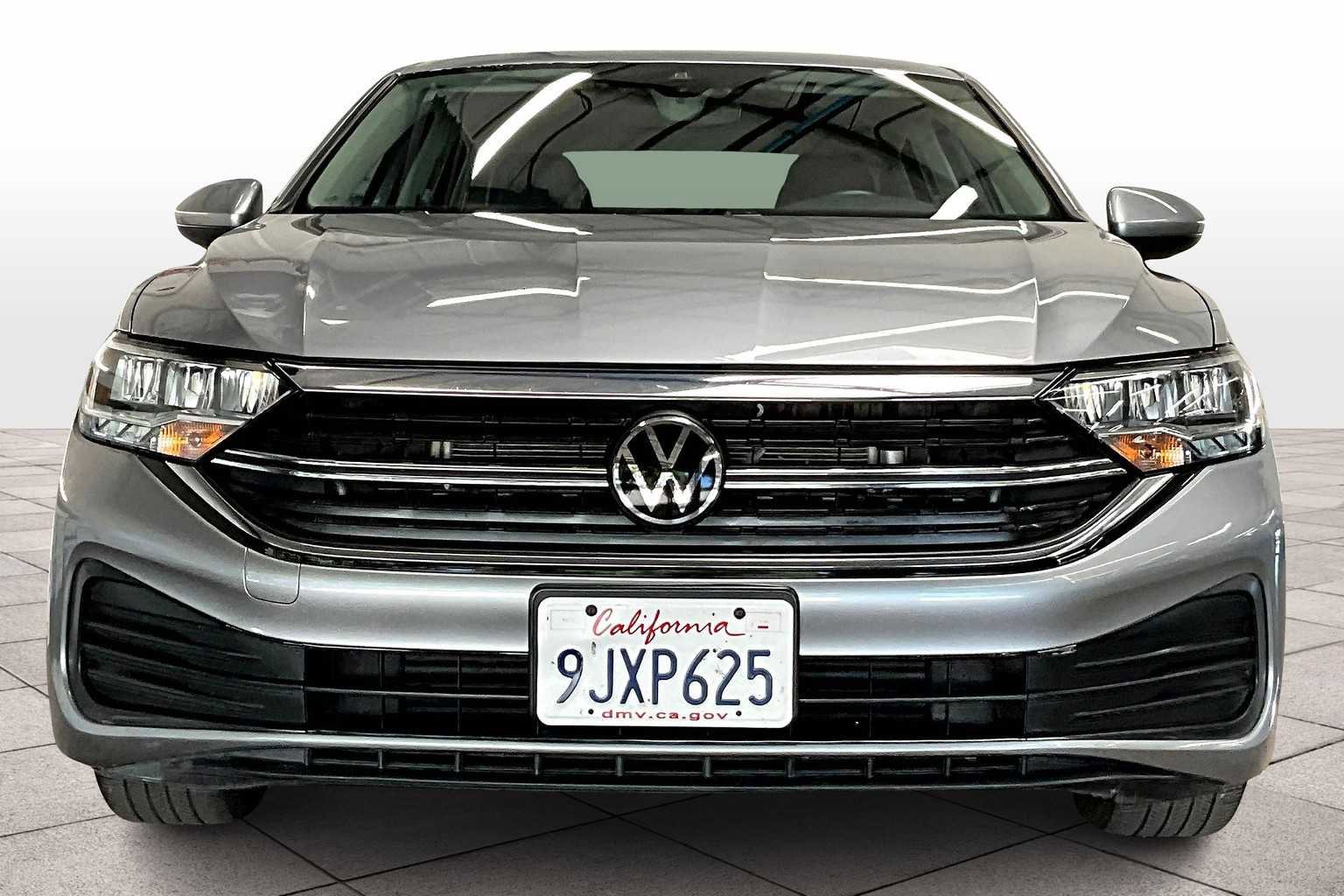 Used 2024 Volkswagen Jetta SE image 3