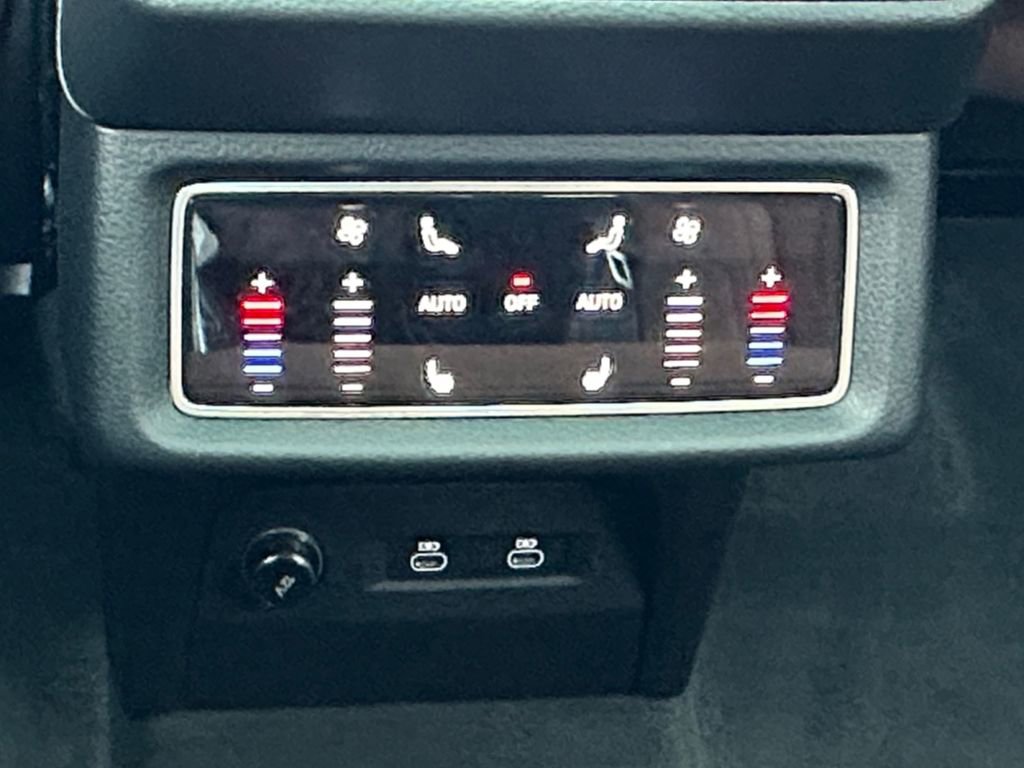 Used 2022 Audi e-tron Premium Plus w/ Premium Plus Package image 27