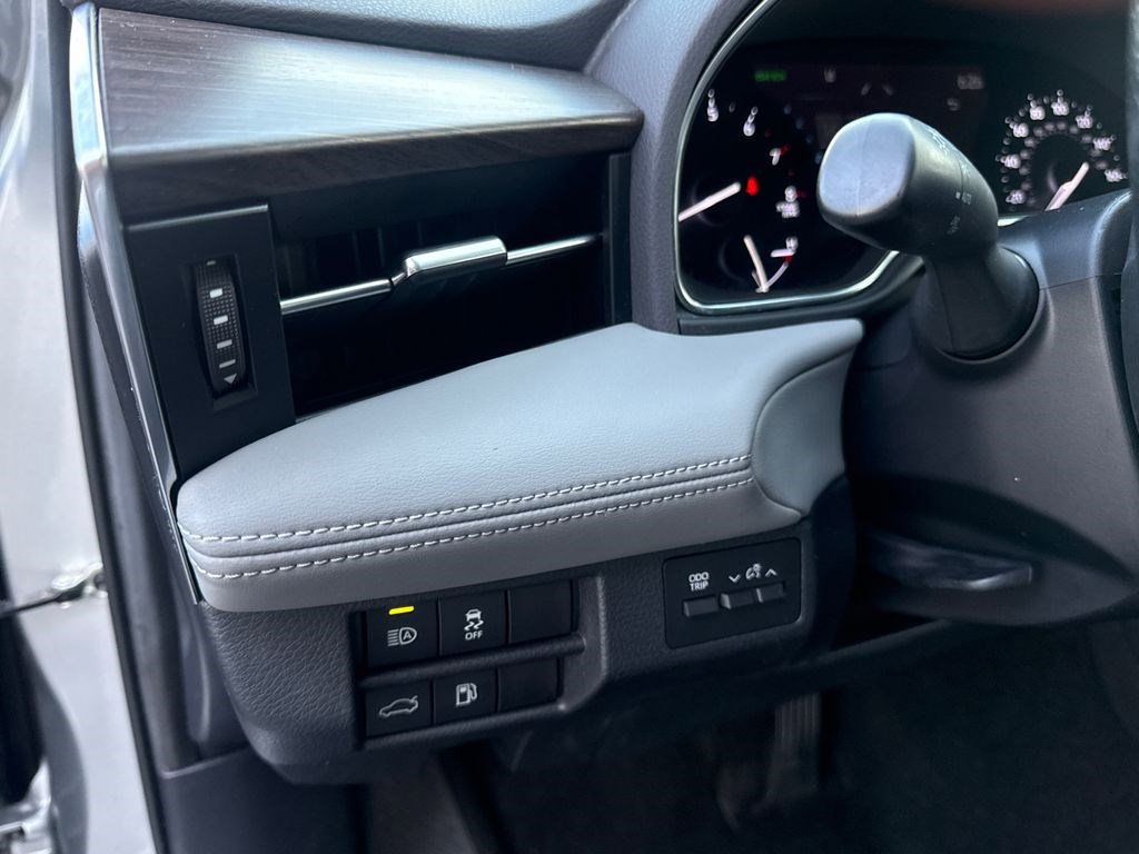 Used 2020 Toyota Avalon XLE image 21