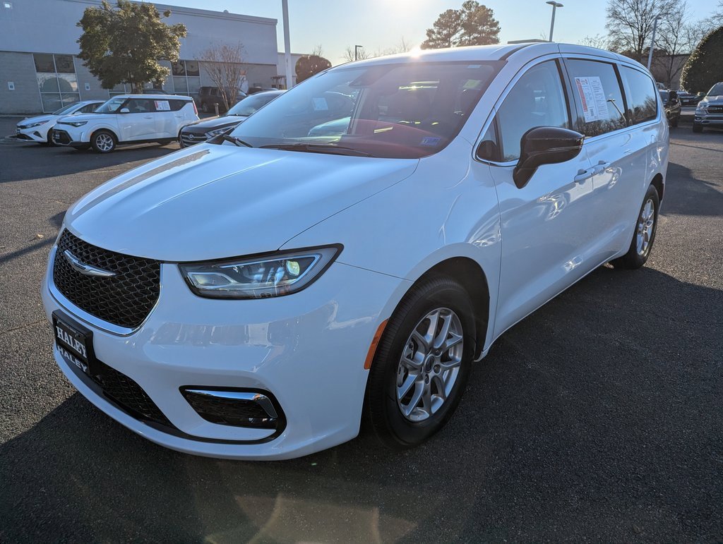 Used 2024 Chrysler Pacifica Touring-L image 4