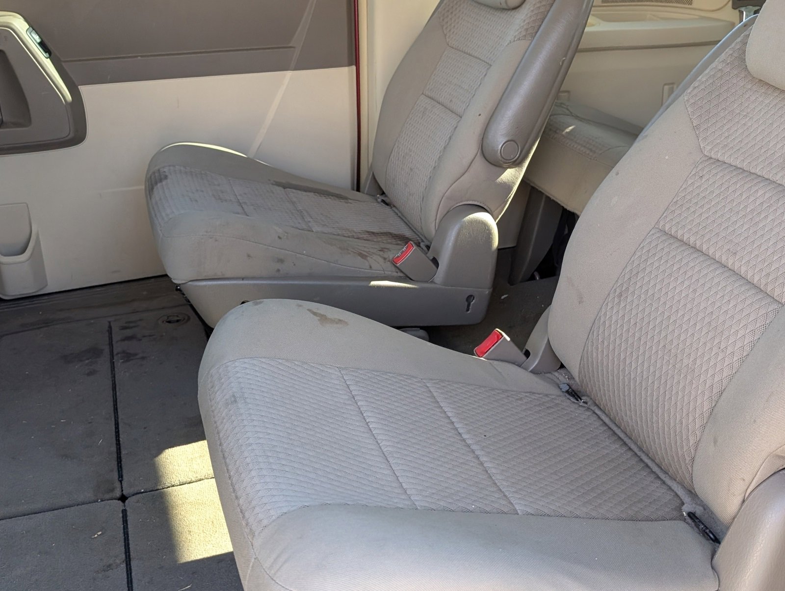 Used 2009 Chrysler Town & Country LX image 6