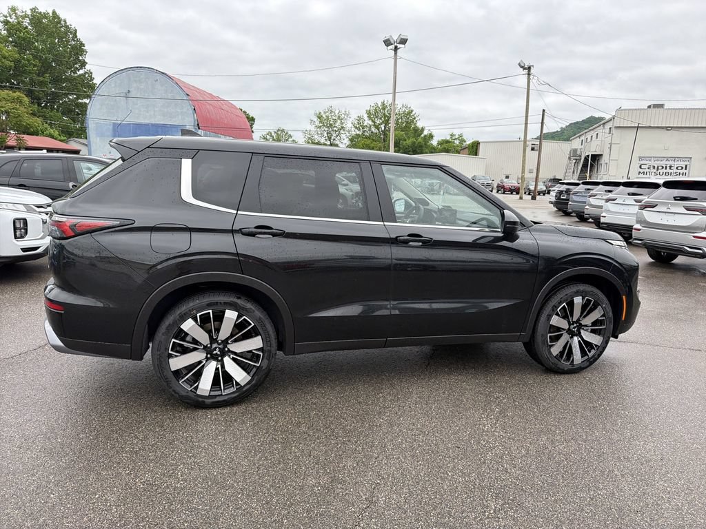 New 2026 Mitsubishi Outlander SE AWD/4WD image 3