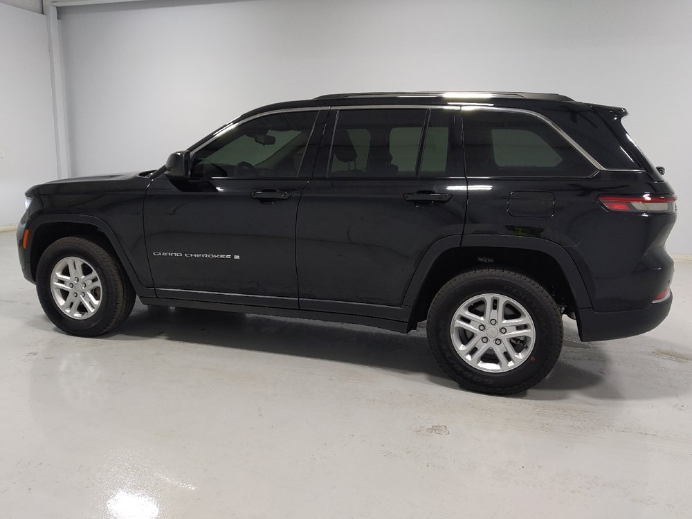 Used 2023 Jeep Grand Cherokee Laredo AWD/4WD image 3