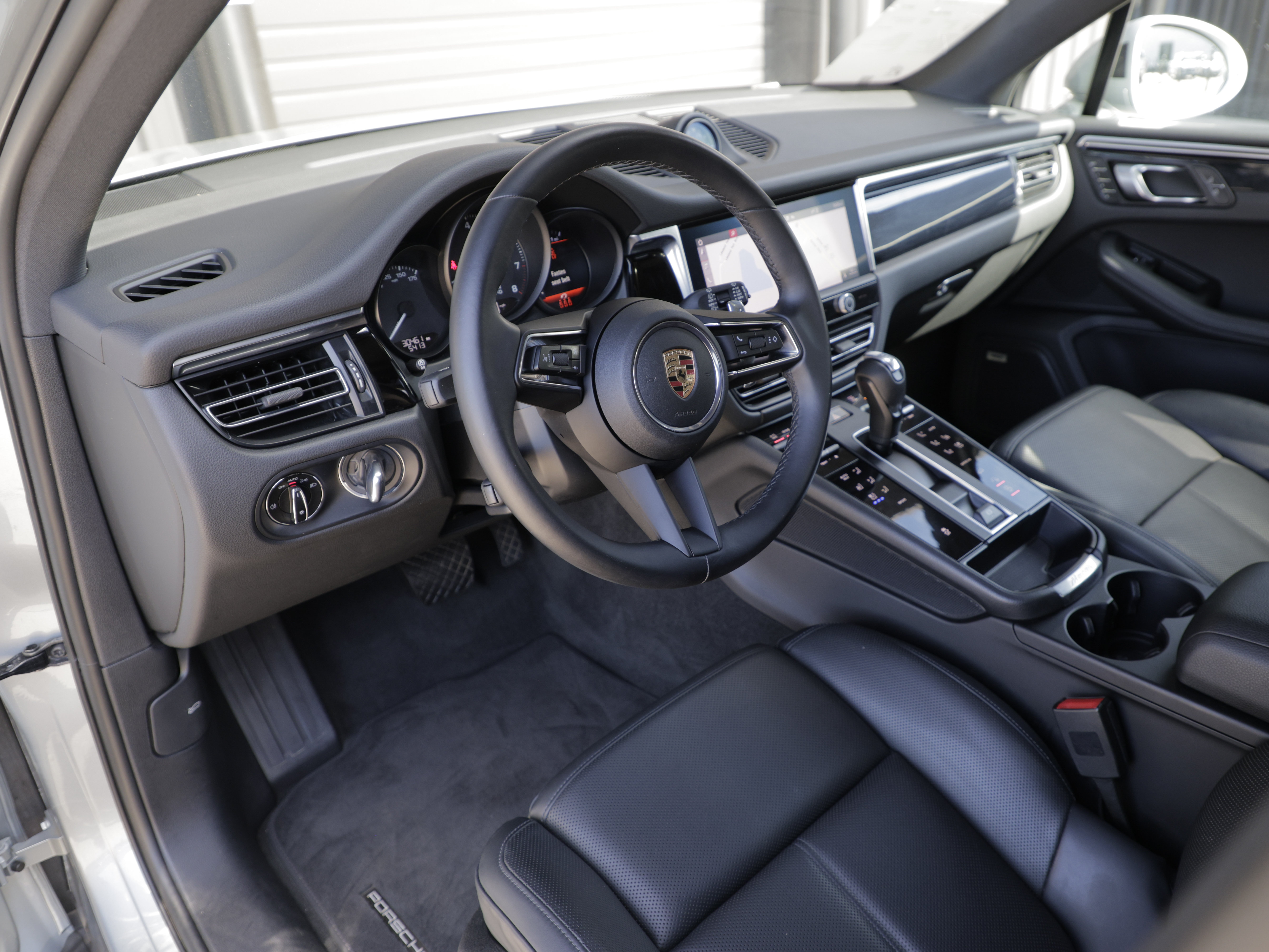 Certified 2023 Porsche Macan Turbo AWD/4WD image 15