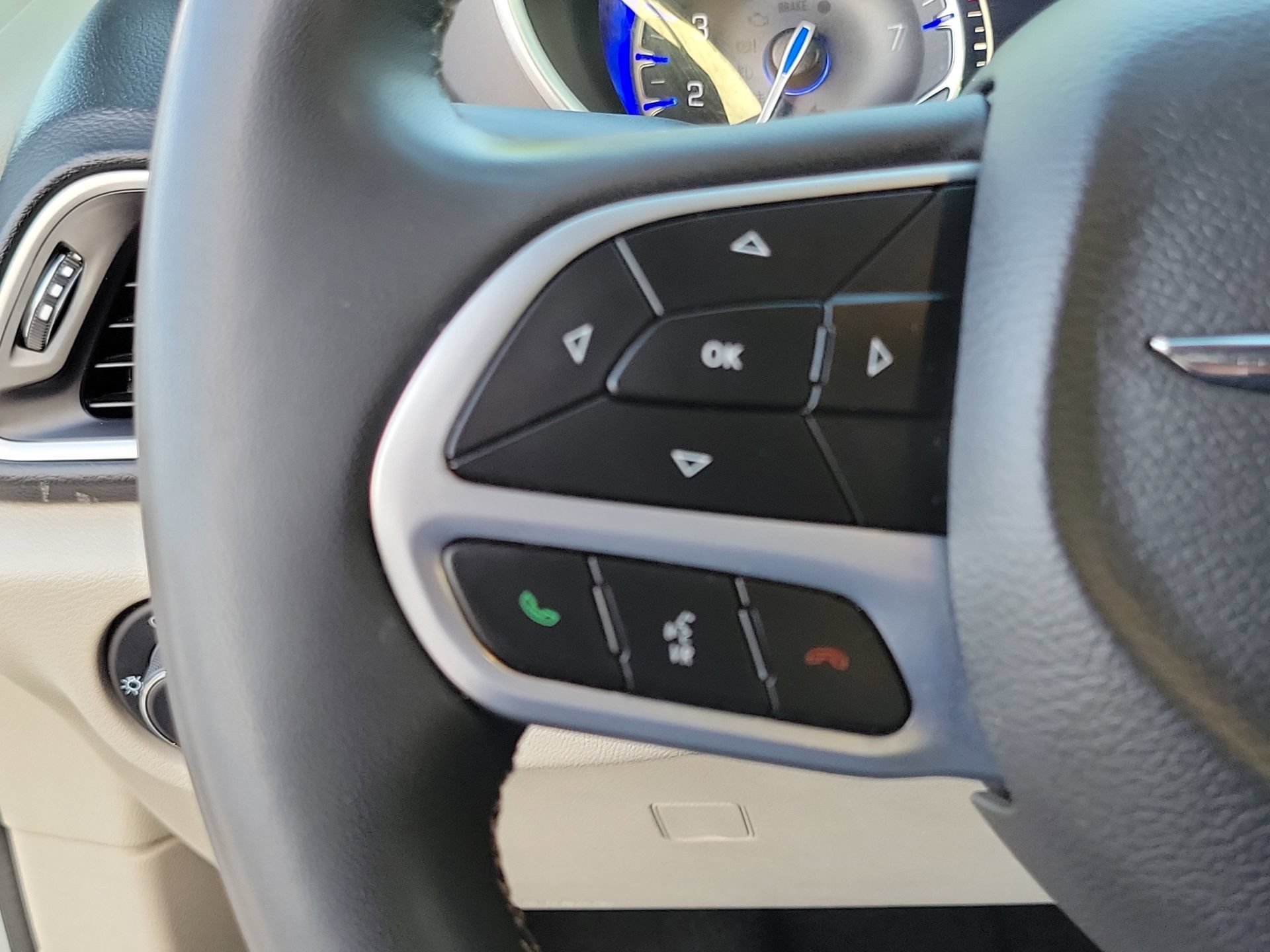 Certified 2023 Chrysler Pacifica Touring-L FWD image 7