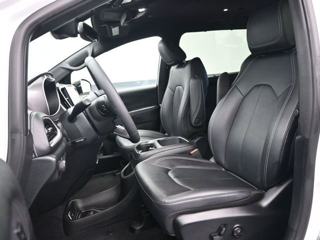 Used 2025 Chrysler Pacifica Select image 18
