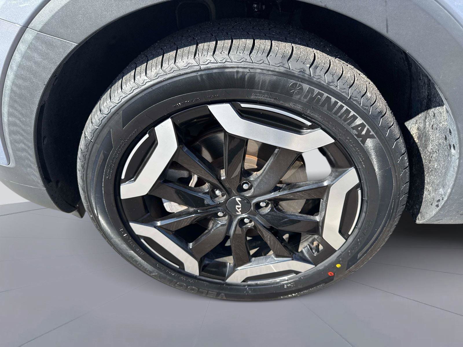 Used 2024 Kia Telluride EX w/ EX Captain's Chair Package image 11