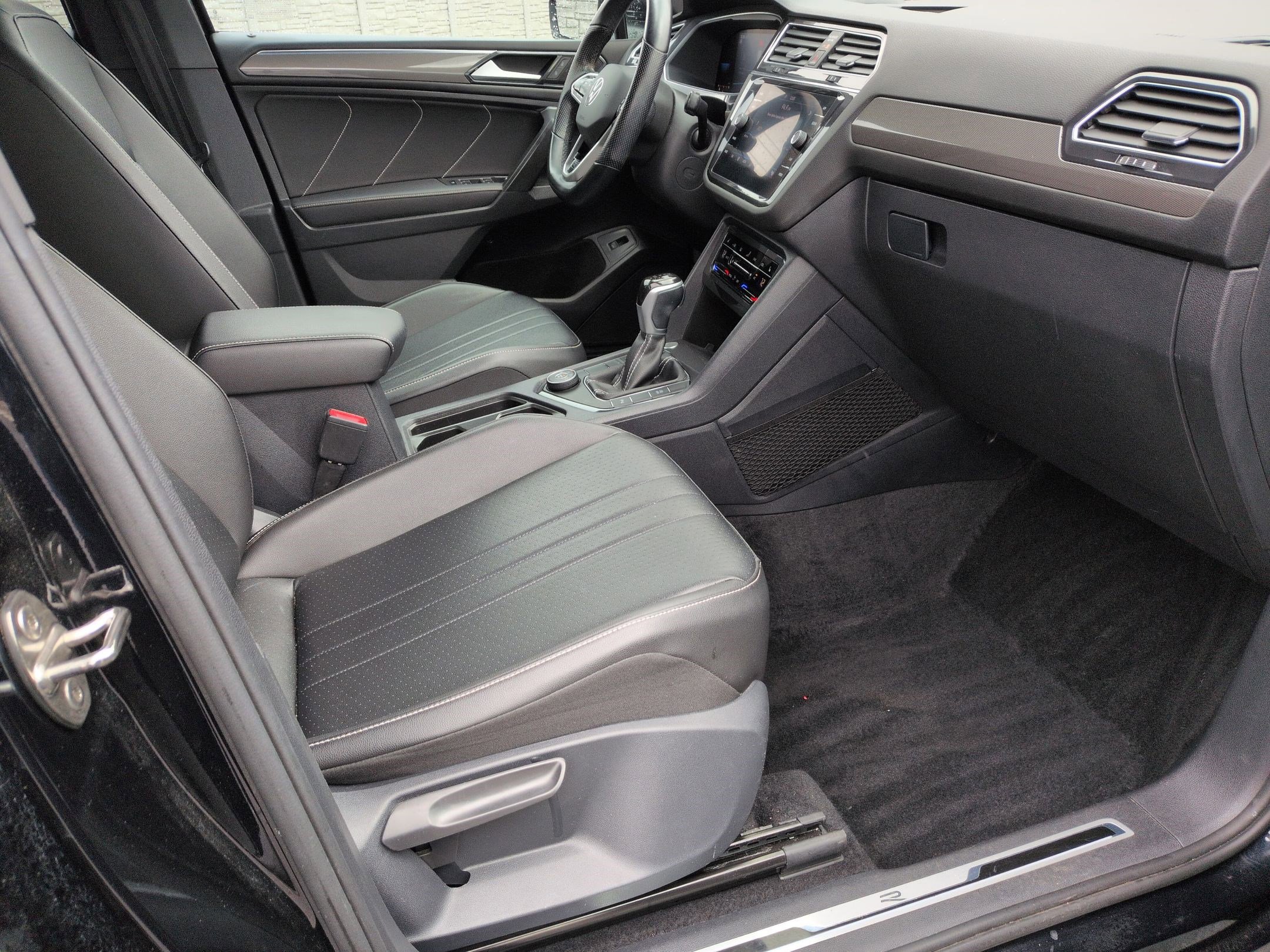 Certified 2022 Volkswagen Tiguan SE R-Line image 33