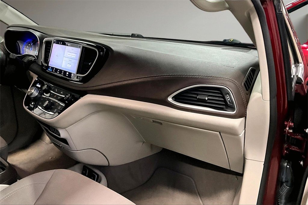 Used 2021 Chrysler Pacifica Touring image 26