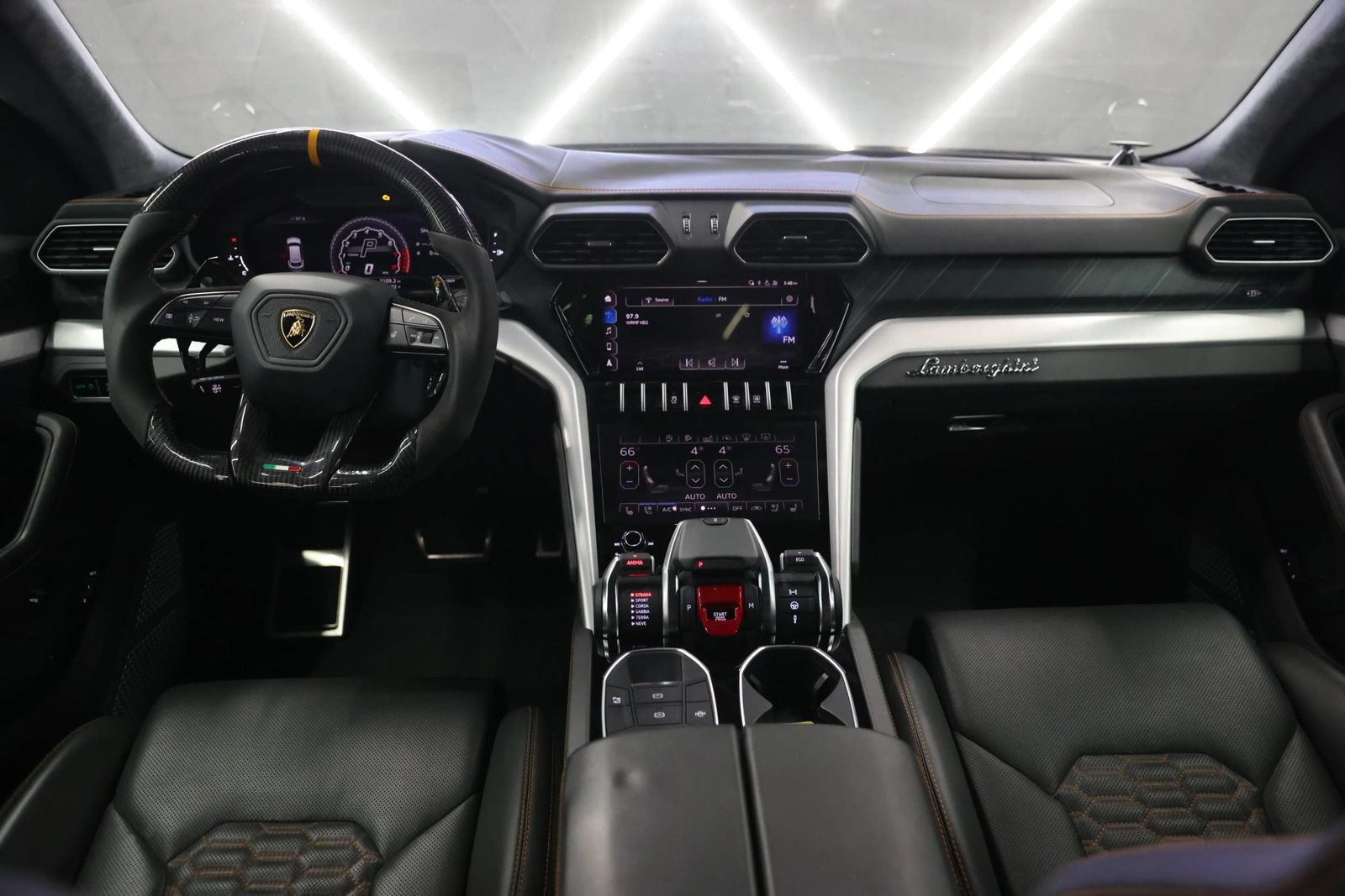 Used 2020 Lamborghini Urus AWD/4WD image 29