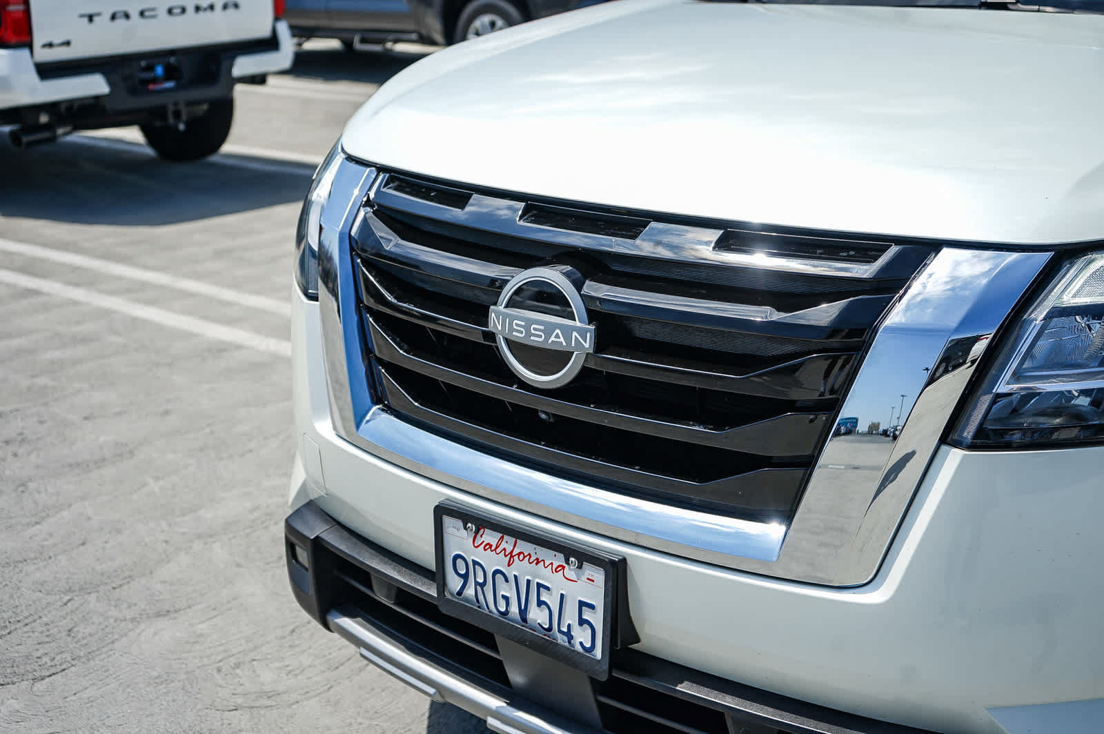 Used 2023 Nissan Pathfinder SL w/ Lighting Package (N92) FWD image 5