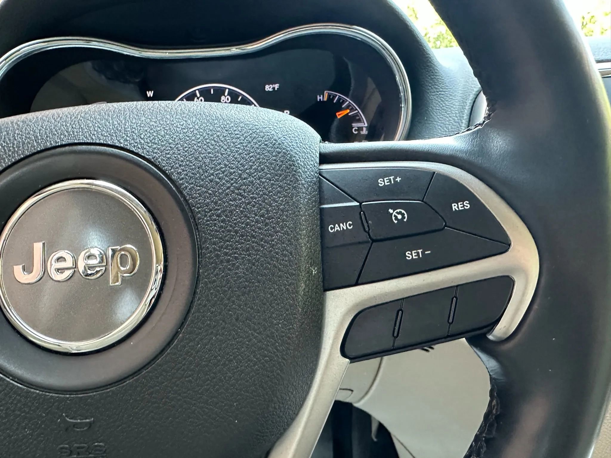 Used 2018 Jeep Grand Cherokee Limited w/ Luxury Group II image 18