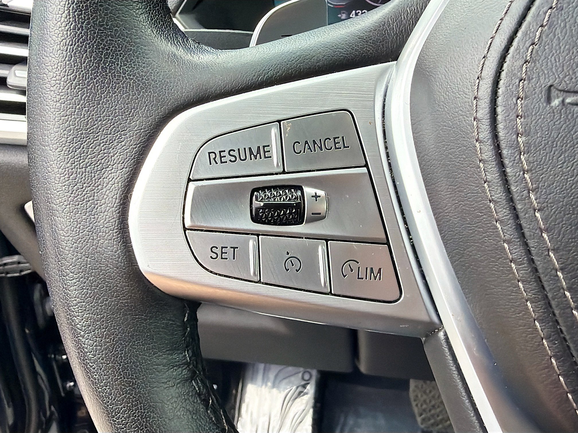 Used 2022 BMW X7 xDrive40i w/ Premium Package AWD/4WD image 39