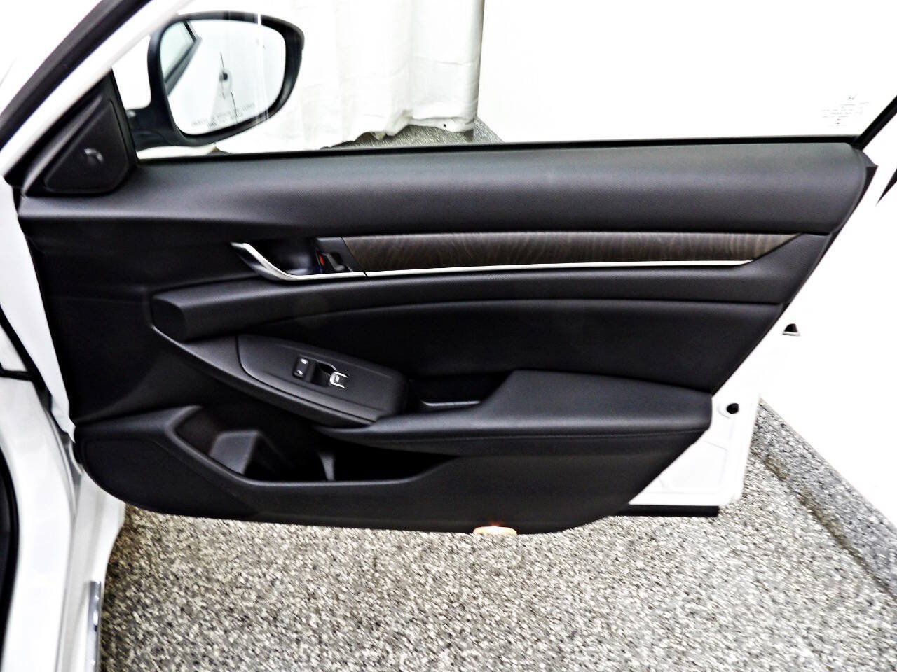 Used 2018 Honda Accord Touring image 11