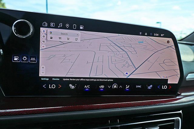 Used 2024 Chevrolet Traverse Z71 image 3