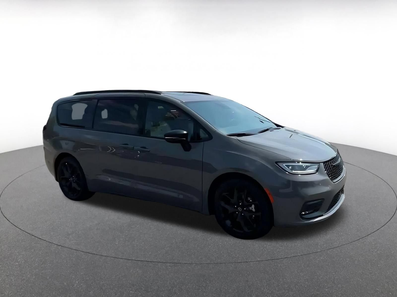 Used 2025 Chrysler Pacifica Limited FWD image 2