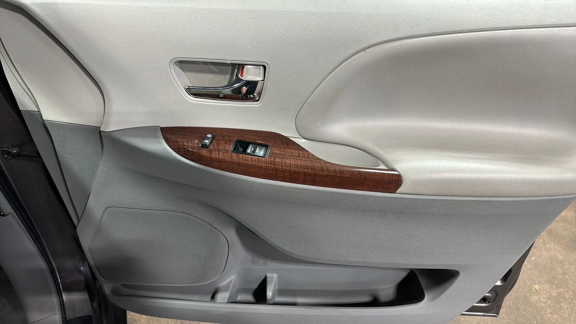 Used 2014 Toyota Sienna XLE FWD image 21