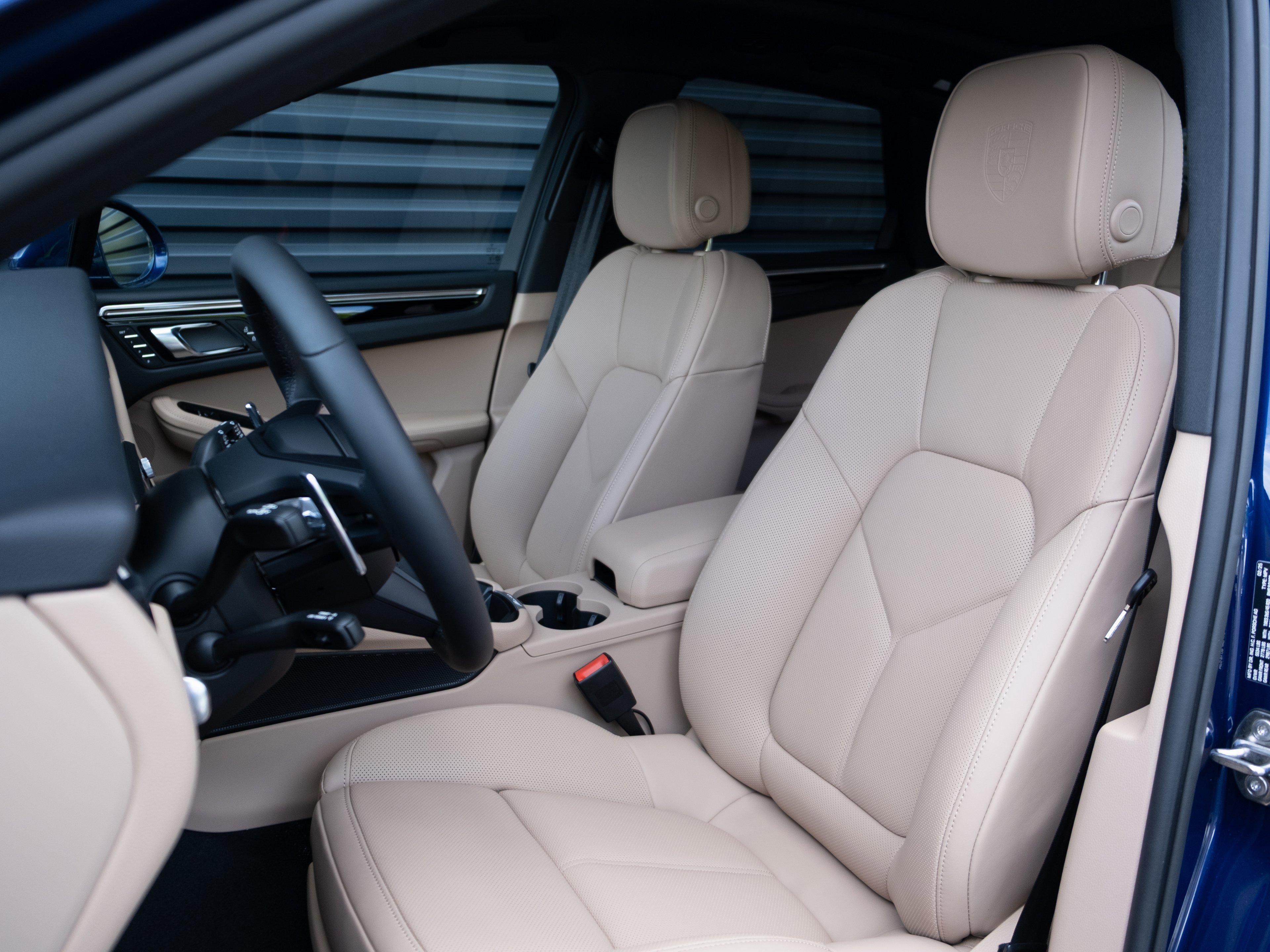 Certified 2025 Porsche Macan image 5