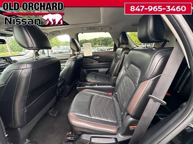 Used 2022 Nissan Pathfinder Platinum w/ Lighting Package (N92) FWD image 12