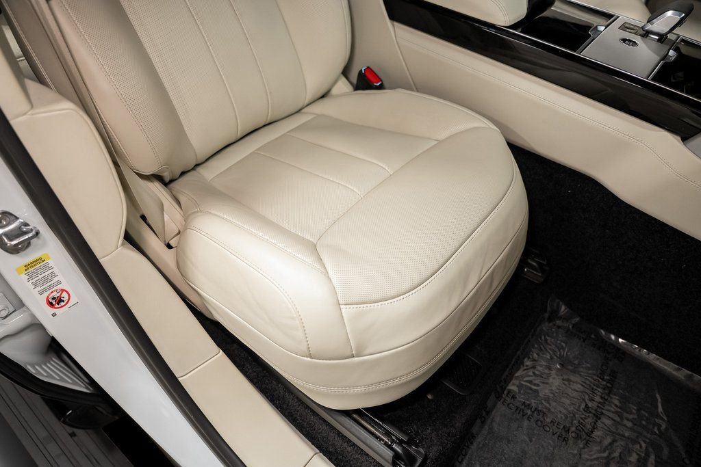 Used 2025 Land Rover Range Rover SE image 32