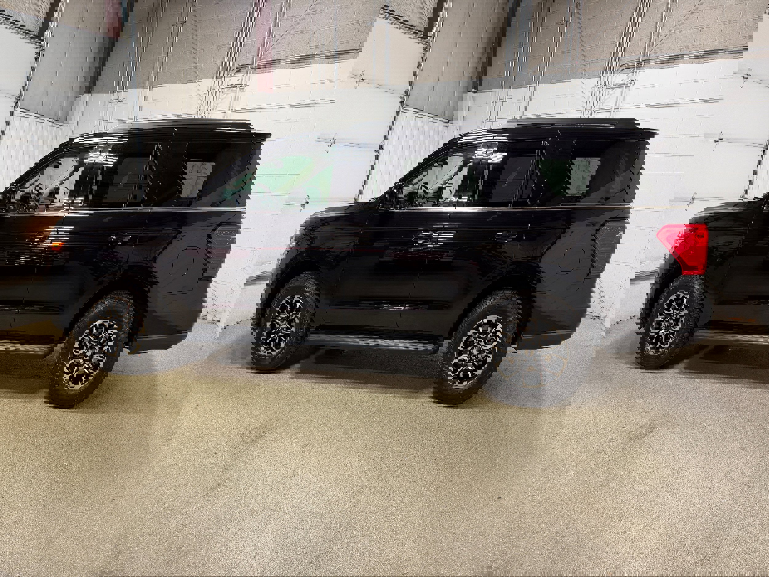 Certified 2024 Ford Expedition XLT image 5