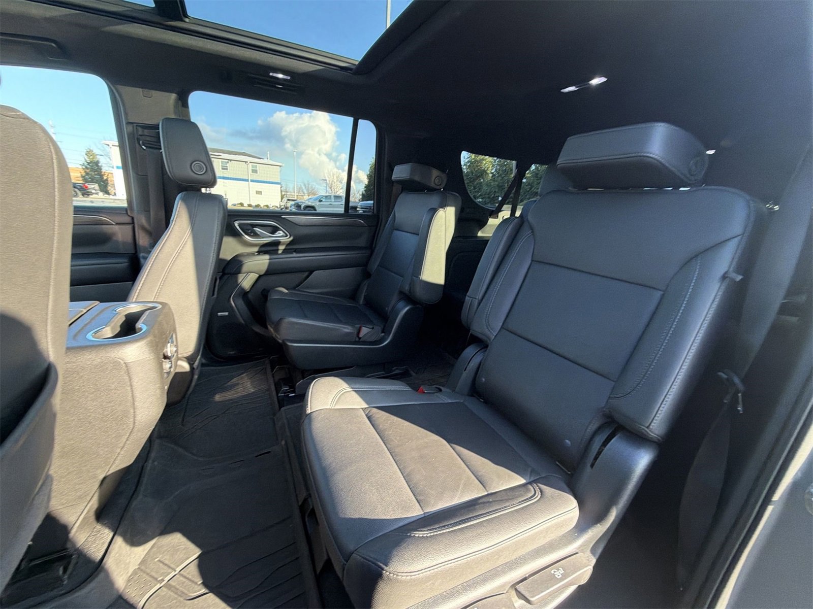 Used 2023 Chevrolet Suburban Z71 w/ Luxury Package image 24