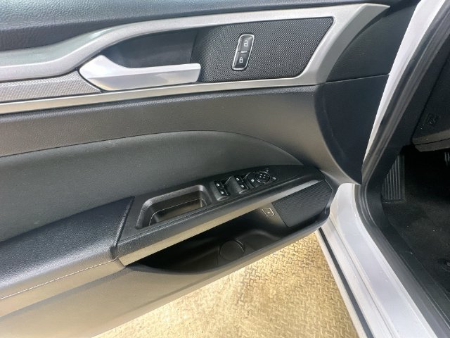 Used 2020 Ford Fusion SE FWD image 23