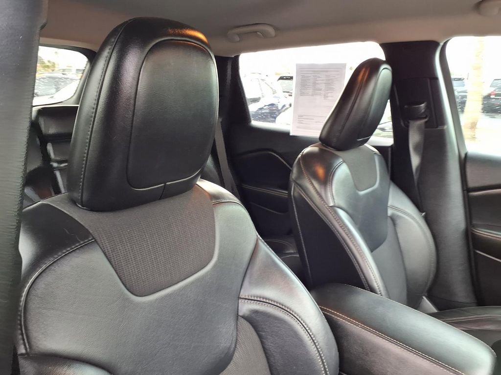 Used 2018 Jeep Cherokee Latitude Plus w/ Comfort/Convenience Group image 18