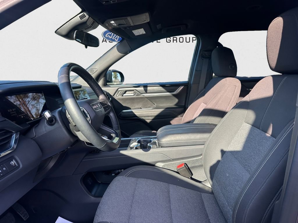 Used 2025 GMC Acadia Elevation image 24