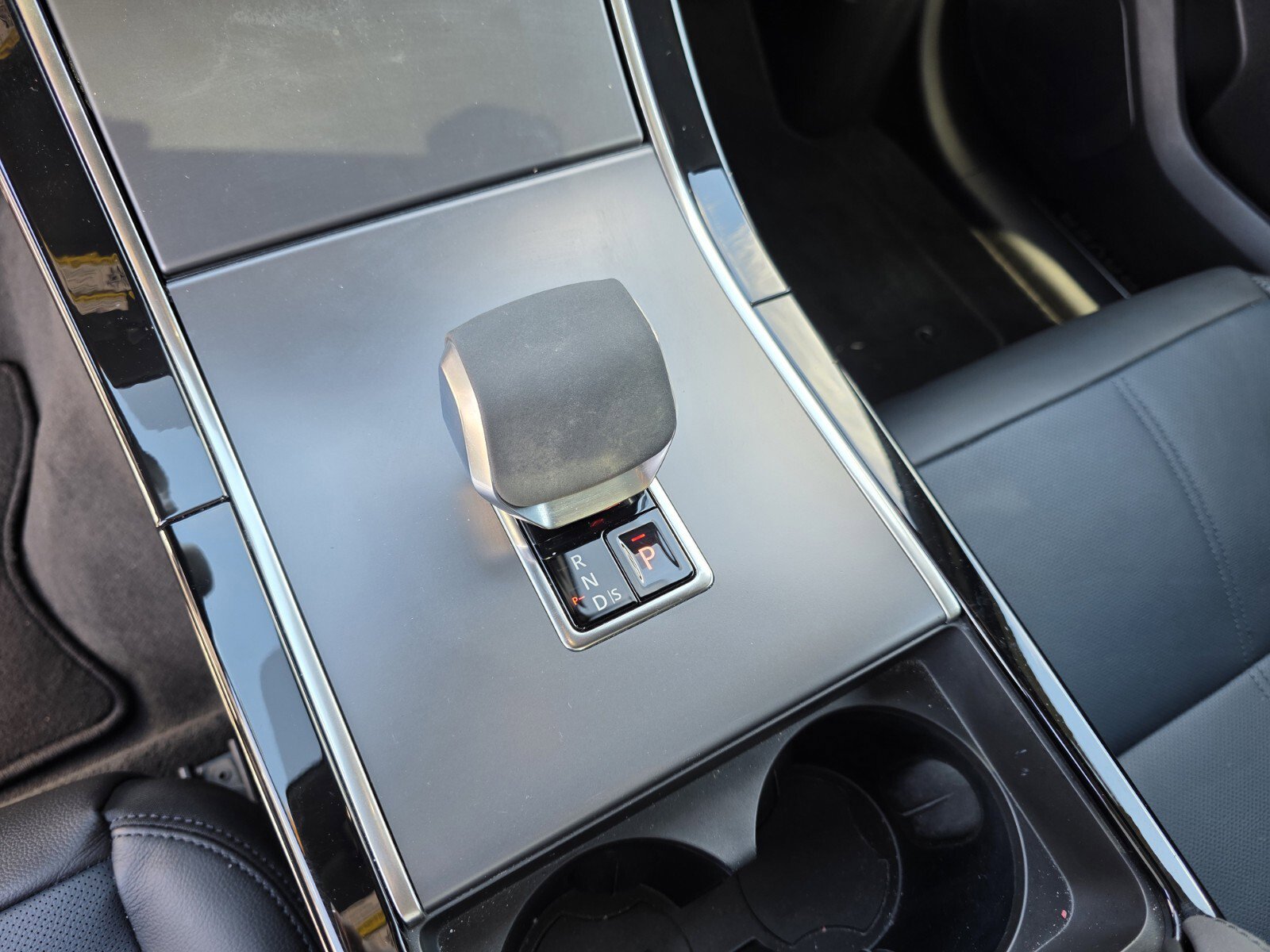 Certified 2024 Land Rover Range Rover Velar Dynamic SE image 19