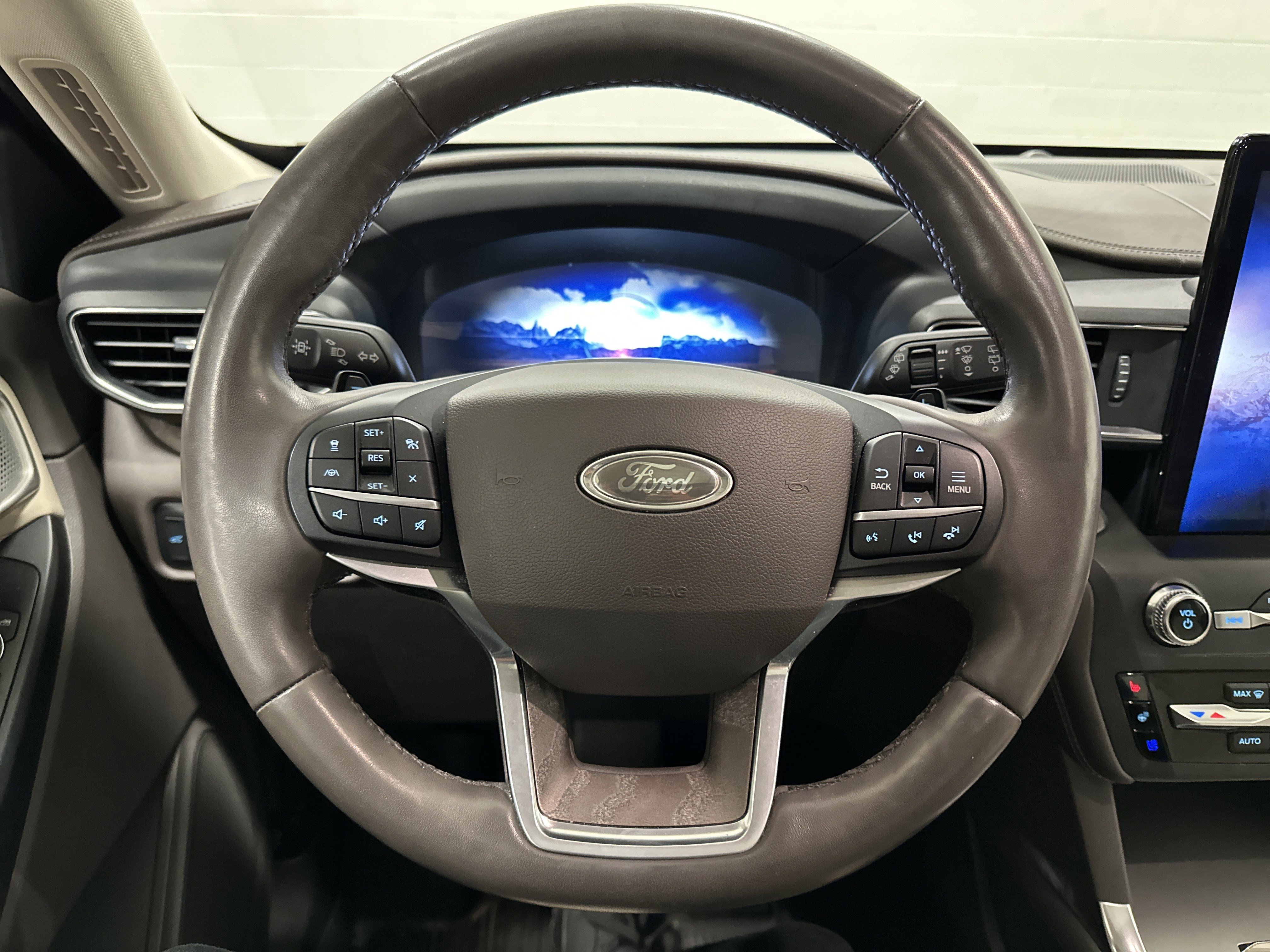 Used 2020 Ford Explorer Platinum w/ Premium Technology Package image 18