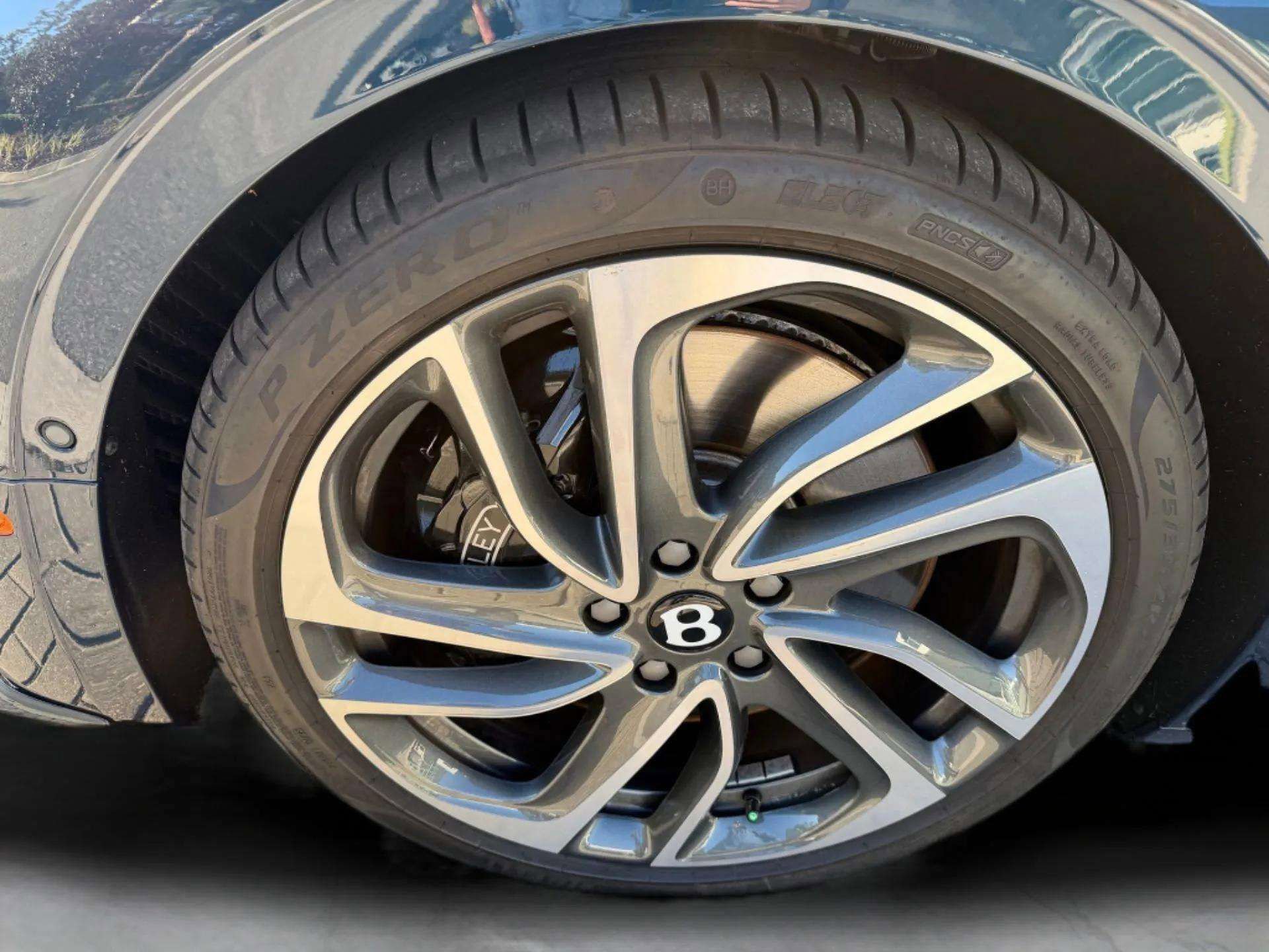 Used 2025 Bentley Flying Spur Plug-In Hybrid image 53