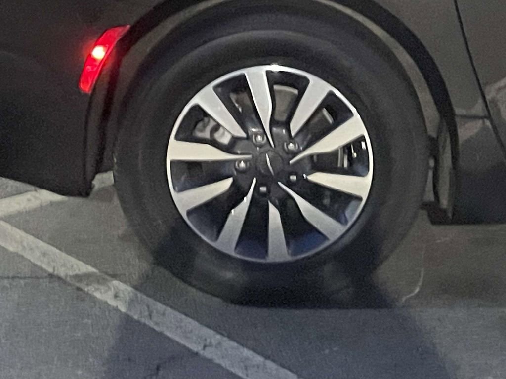 Used 2023 Chrysler Pacifica Touring-L image 12