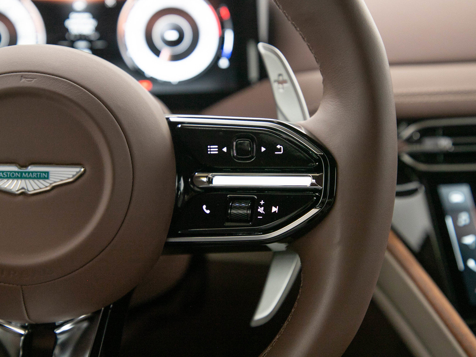 Used 2025 Aston Martin DB12 Coupe RWD image 19