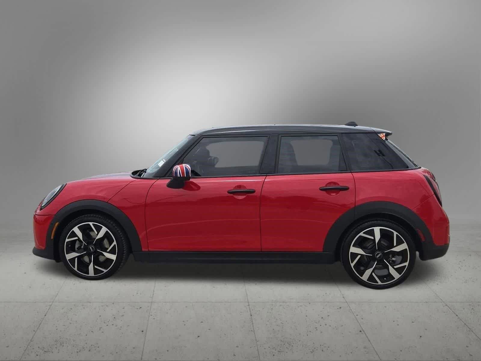Used 2025 MINI Cooper 4-Door Hardtop FWD image 3