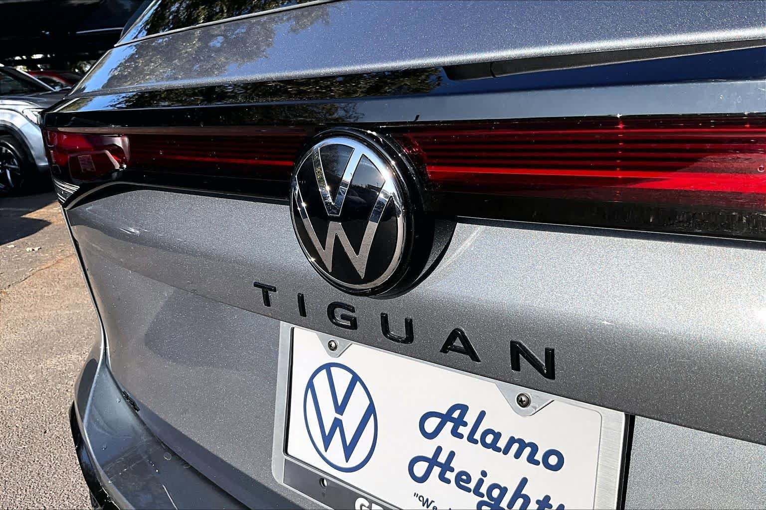 New 2026 Volkswagen Tiguan SE R-Line FWD image 15