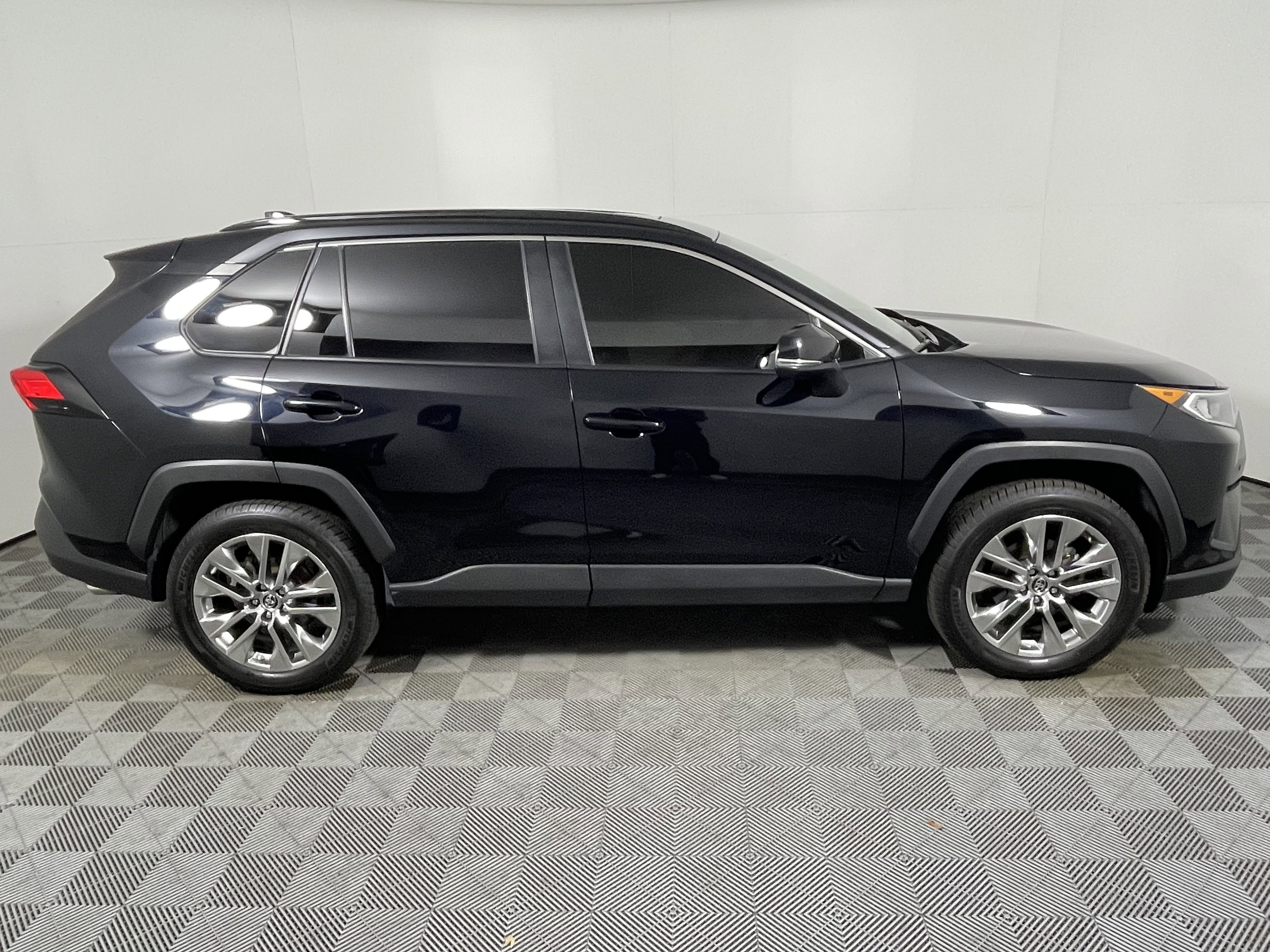 Used 2019 Toyota RAV4 XLE Premium image 6