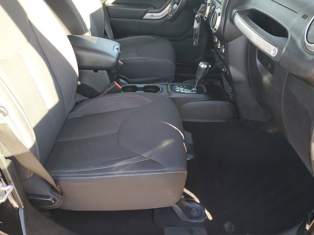 Used 2018 Jeep Wrangler Unlimited Sahara image 16