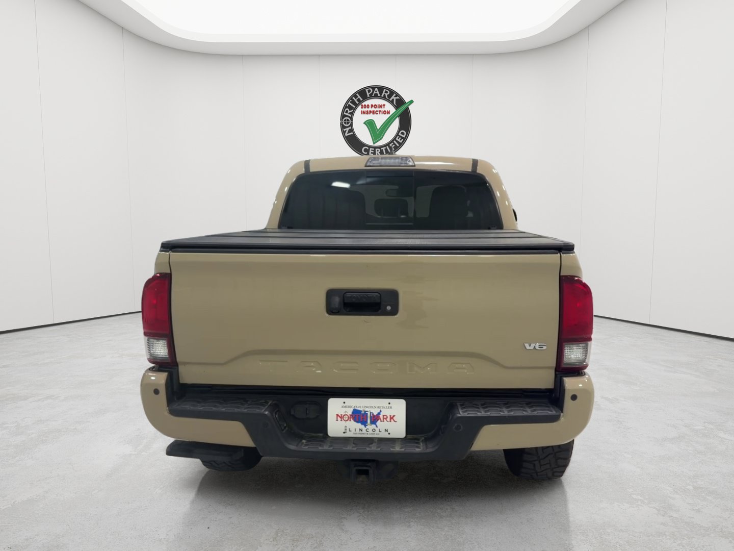 Used 2018 Toyota Tacoma TRD Sport w/ Technology Package AWD/4WD image 4