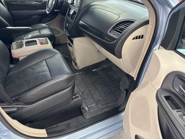Used 2013 Chrysler Town & Country Touring image 22