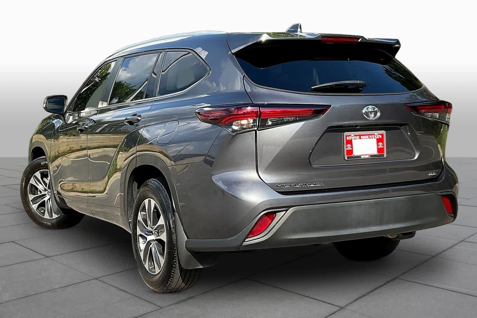 Used 2024 Toyota Highlander XLE FWD image 12