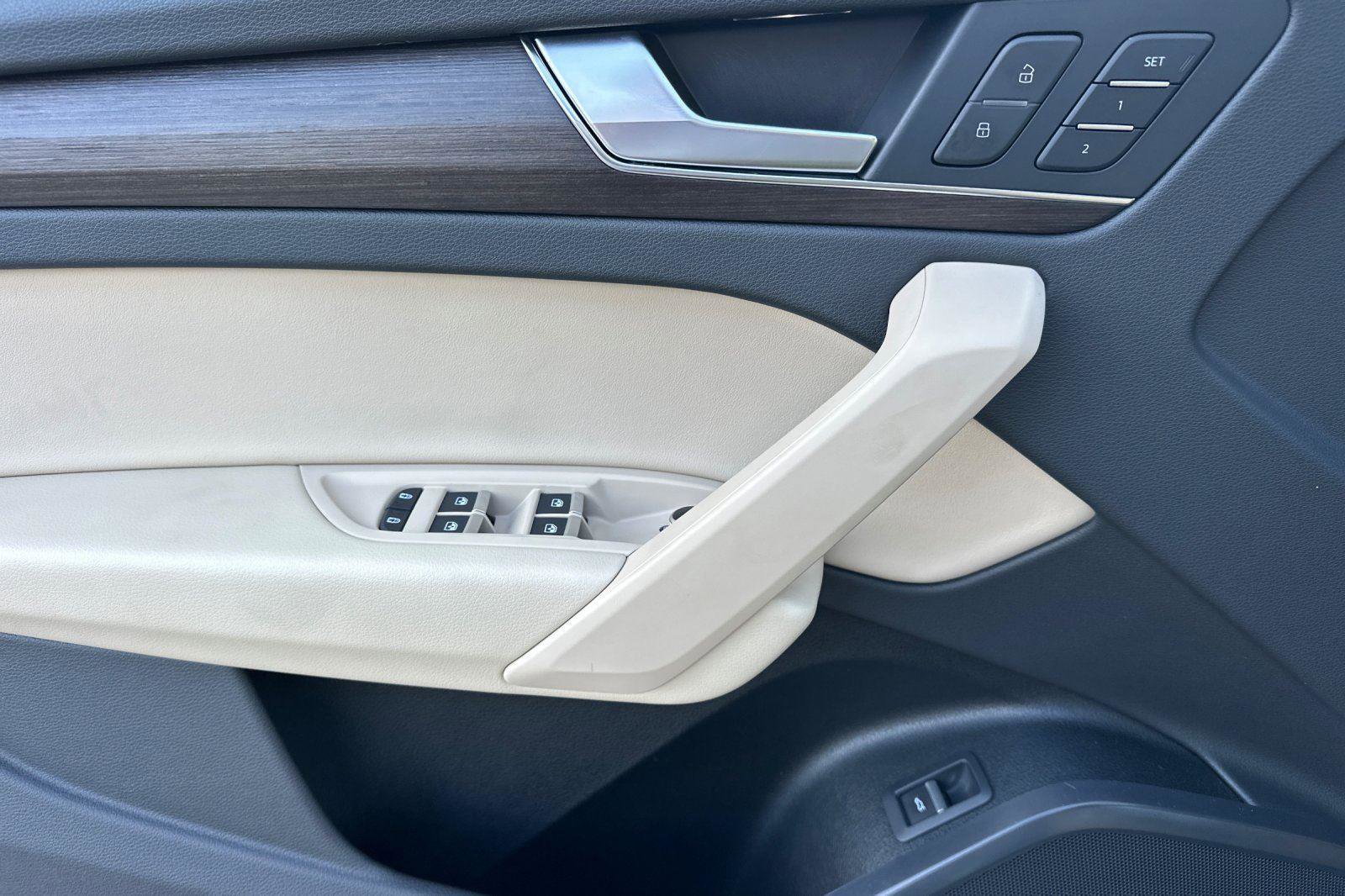 Used 2023 Audi Q5 Premium w/ Convenience Package image 11