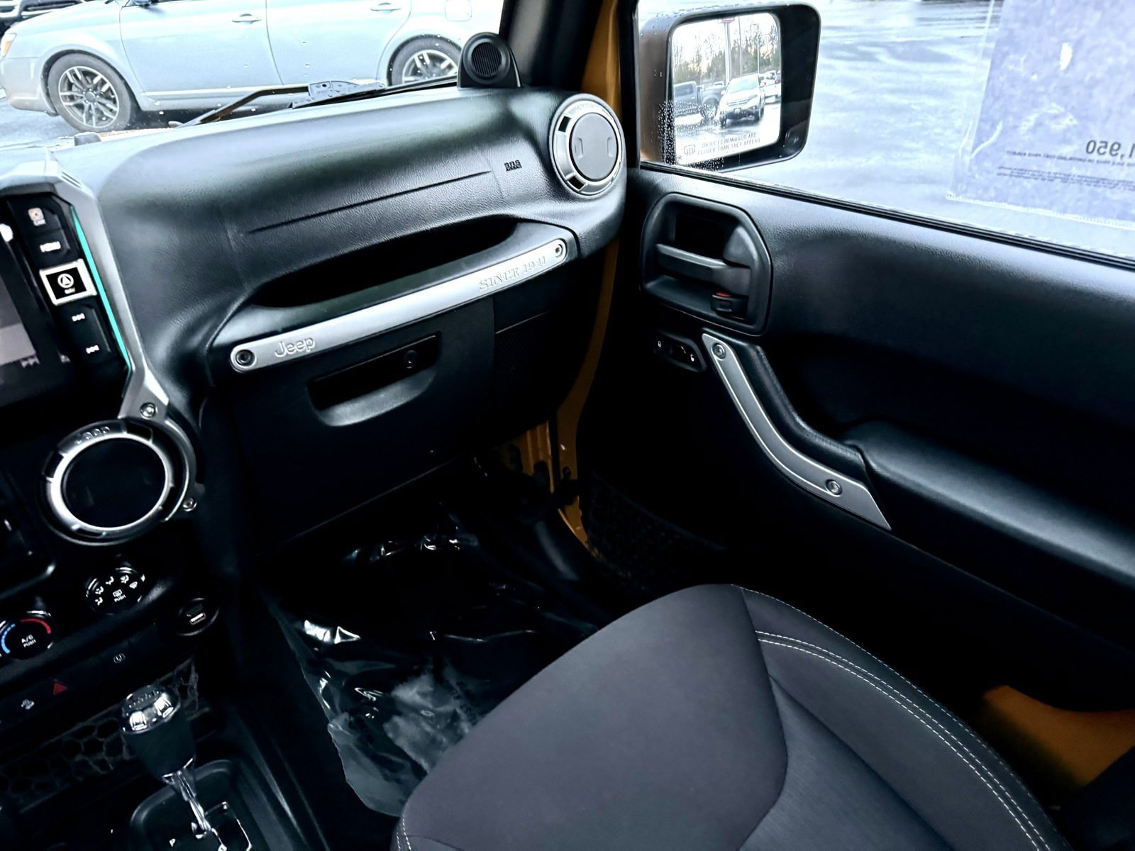 Used 2014 Jeep Wrangler Unlimited Sahara w/ Connectivity Group AWD/4WD image 18