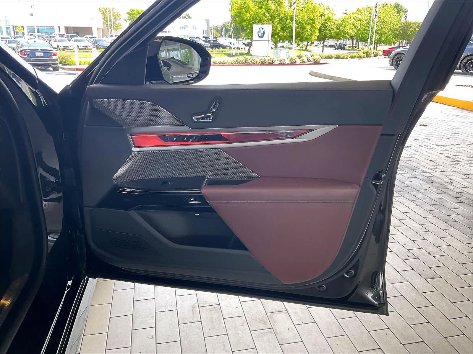 Used 2025 BMW 740i w/ Premium Package image 26