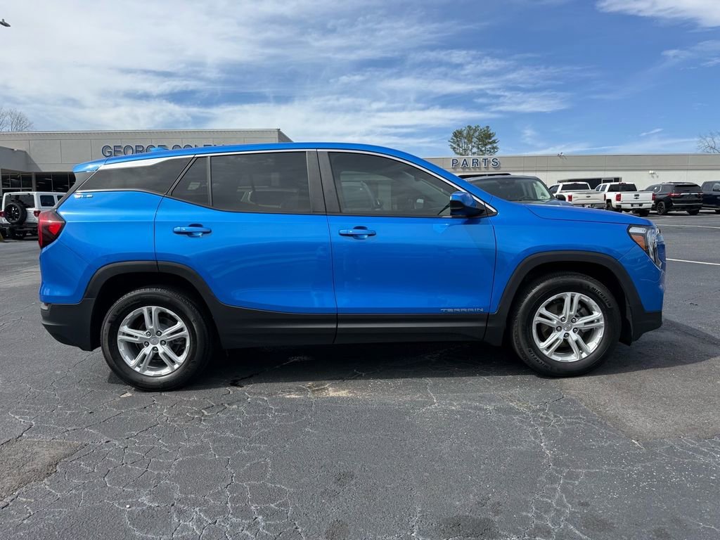 Used 2024 GMC Terrain SLE image 3
