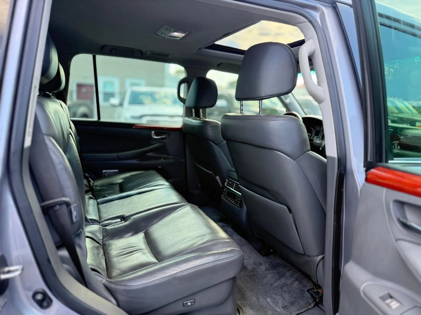 Used 2008 Lexus LX 570 4WD image 32
